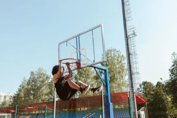 basketball player dunk